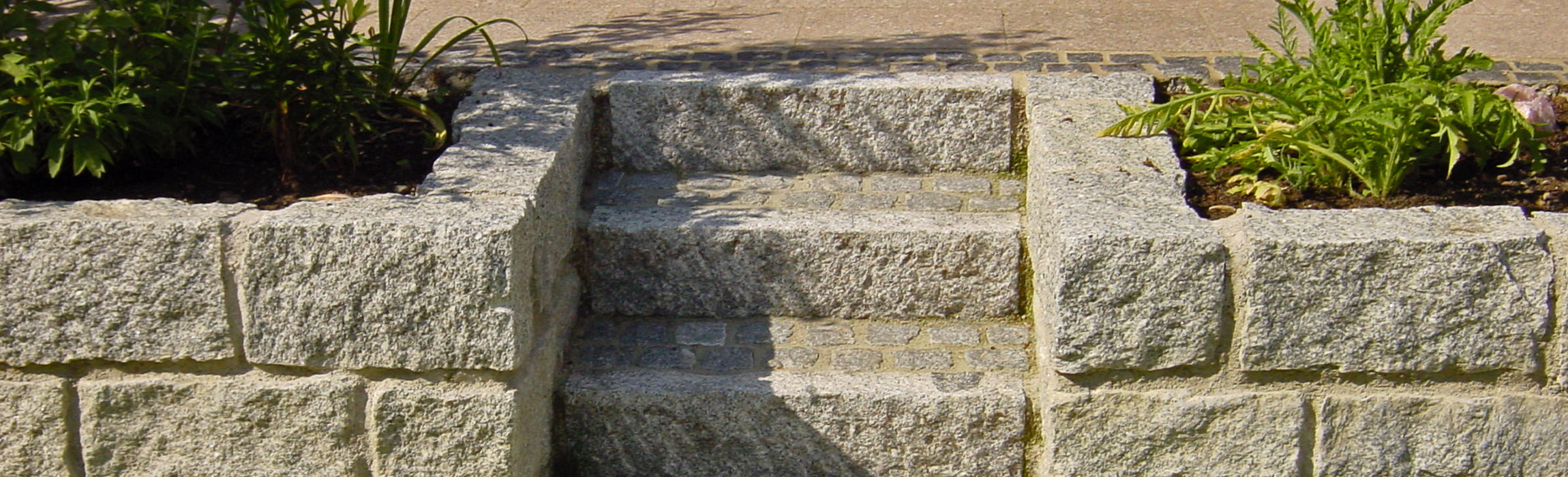 Steinmauer-mit-Treppe